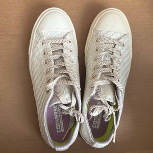EUC Converse off white and lilac/purple lunarlon